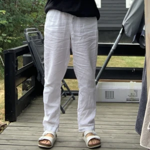 Linnébyxor från H&M - Ett par fina vita linnébyxor från H&M. Använda sparsamt och i fint skick! ❤️‍🔥Inte alls så genomskinliga om man jämför med andra. Säljer för jag köpt ett par andra 🥰