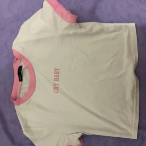 Crybaby tröja🍼💞 - Crybaby tröja från SHEIN som kan användas som Melanie Martinez merch💞 Sick: aldrig använt  Priset kan diskuteras 💬💞