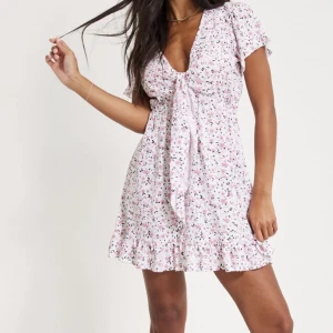 Sommar klänning.  - Supersöt blommig klänning från Nelly💗