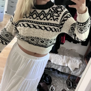 Zara tröja - Jättefin croppad stickad tröja i L, men passar S-M. Aldrig använd💓 