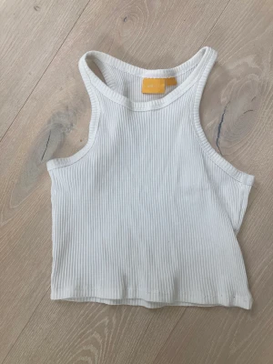 Vit tank top - En vit tank top från Gina tricot. Den är i god skick och har inga fläckar💕