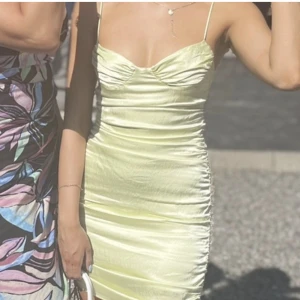 Klänning - Säljer grön klänning från zara. Snörning på sidan för att ändra längd Lånad bild
