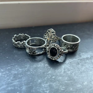 Coola ringar  - Ringar jag samlat på mig med åren, tror några är från shein men kan ha helt fel. Funkar bra på smala fingrar 