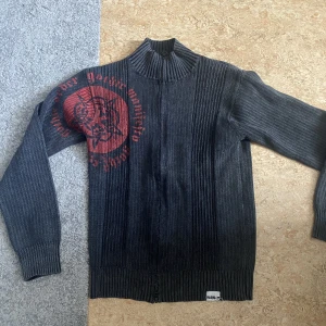 Kofta med märke - En fet kofta thriftad, säljer nu pga rensning av garderob. Den är Medium men kan passa Small