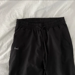 A-dsgn byxor - Tracksuit byxor från A-dsgn. Storlek L, men upplever dom lite små i storleken. Aldrig använt då dom inte passar. 