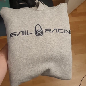 Sail Racing hoodie  - Har använt ett par gånger, storlek s