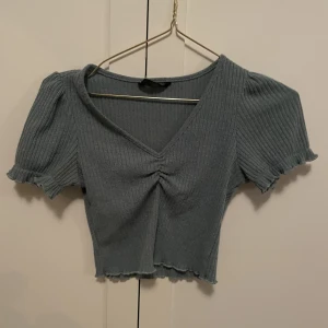 Grön topp - Grågrön topp som sitter tightare runt bysten
