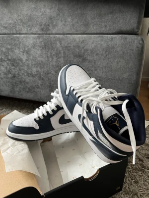 Jordan 1 Mid finns i flera storlekar - er splitter nya Jordans 1 mid i färgen Vit/Obsidian/Metallic Gold finns i alla storlekar mellan 40-45  Ingår även ett extra par skosnören  Självklart äkta!  Skriv vid frågor