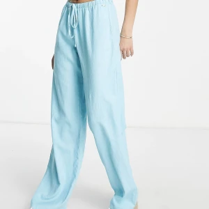 Blå linnebyxor från pull&bear - Superfina blå linnebyxor till sommaren! Köpta från pull&bear i somras men aldrig blivit använda då jag ej gillar hur de sitter på mig. Byxorna är i storlek M men skulle säga att det är mer som en S. Köparen står för frakten🦋