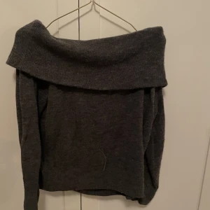 Stickad tröja - Grå stickad offshoulder tröja som är insydd vid axlarna
