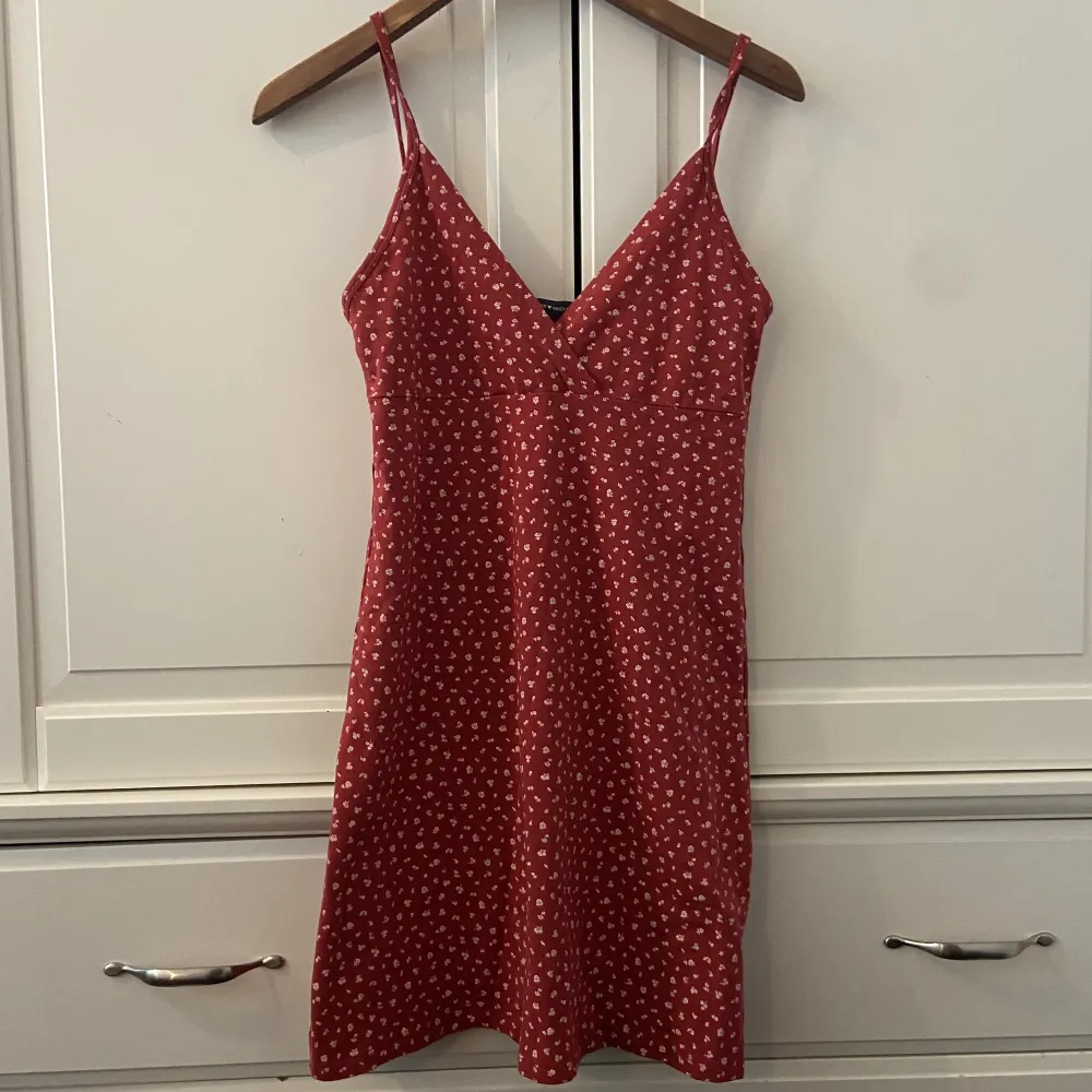 Röd klänning från brandy Melville, aldrig använd. Är one size men passar storlek xs och s. Klänningar.
