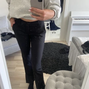 Kostymbyxor - Lågmidjade svarta kostymbyxor. Säljer för att de är för små för mig. Är 176 och bär storlek 36. Oanvända. Köpta på bikbok Vera byxor.