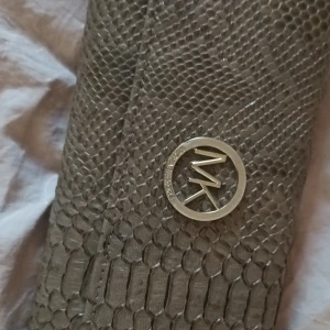 Plånbok  - Hej säljer den Michael Corse plånbok AA copia som inte används. Köparen står för frakten 😊