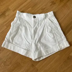 Vita denim shorts. Paperbag stil. Strl S. Från Zara.
