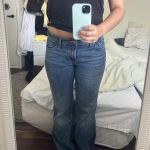 Bootcut jeans från hm i low/mid waist. Går inte längre att få tag på💗
