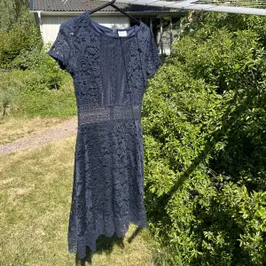 Fin klänning från vila i marinblå färg. Använd fåtal gånger. Storlek xs men passar också en s