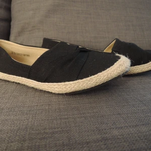 Nya ballerinaskor - Passa på och köp helt nya ballerinaskor, endast testade en gång och har sedan stått oanvända. Snyggt minimalistiskt tillskott till sommar garderoben! 