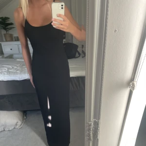 Svart långklänning - Jättefin svart långklänning från shein i stl s. Inte använd 