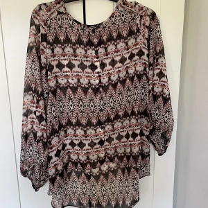 Mönstrad blus  - Superfin mönstrad blus. Väldigt tunn och luftig så perfekt nu till sommaren. Ganska lång där bak så kan vara bra att tänka på. 