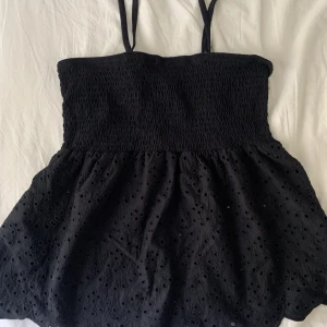 Sommar topp - Jätte fin och härlig svart sommar topp. Jätte bra skick. Passar utmärkt som s,m,l och xl. Frakt:66kr.🫶🏽