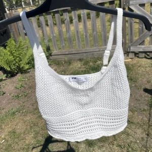 Virkad topp - En ribbad topp. Superfin att ha över bikinin. Använd en gång men ser ut som ny. Pris går att diskutera🫶