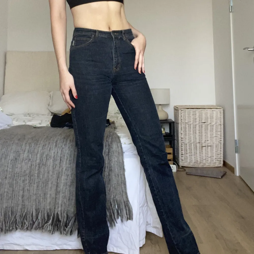 Mörkblå jeans från flash. Storlek 38, de är är ganska bra längd för mig som är 178 cm. . Jeans & Byxor.