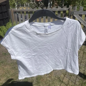 Magtröja  - En vit magtröja som även är lite oversized. Jätte skön nu på sommaren och passar både för barn och ungdomar. Släng på dig denna när du ska ner till stranden eller ska ut med kompisar så kommer du ha det riktigt skönt.