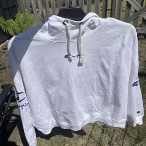 Champion hoodie från Zalando. Använts fåtal gånger. Lite oversize och skön att ta på sig efter en dag på stranden. På den högra armen står champion loggan stort med ordet champion under. På den vänstra armen finns en liten champion logga.