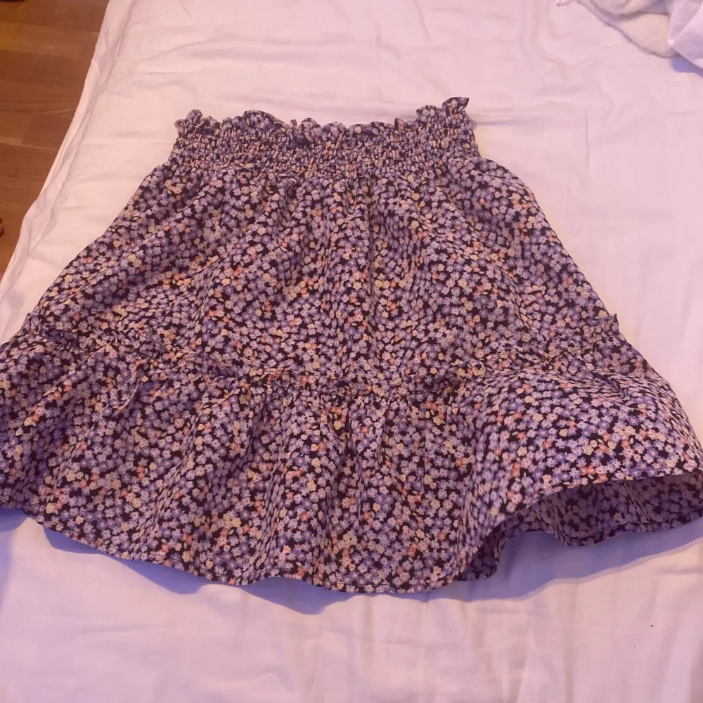 Denna fina kjolen nu ute för 100! Köpt för 199 och typ aldrig använt! Fin till sommar eller midsommar?❤️ köp. Kjolar.