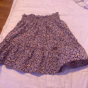 Denna fina kjolen nu ute för 100! Köpt för 199 och typ aldrig använt! Fin till sommar eller midsommar?❤️ köp