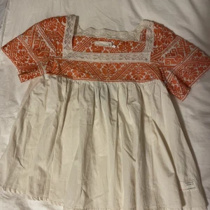 Odd Molly topp - Säljer gullig odd Molly top/blus, perfekt till sommaren! Köpt second hand, men aldrig använt. Fint skick😊