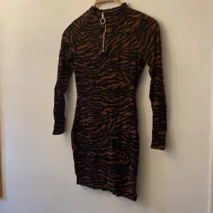 Säljer denna sjukt coola mönstrade klänningen! 
