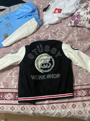 Stussy Vintage/Varsity Jacket - Stussy varsity jacka. Kostar 19 000kr, köpte för 10 000 på personalrabatt. Skriv gärna pris och vad ni kan erbjuda. Säljer den för den passar inte mig, är 190cm och 88kg men den hade nog passat perfekt en M storlek.