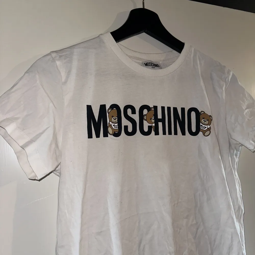 Äkta. Fin moschino tshirt. I storlek 164, men passsar som en Xs/S. T-shirts.