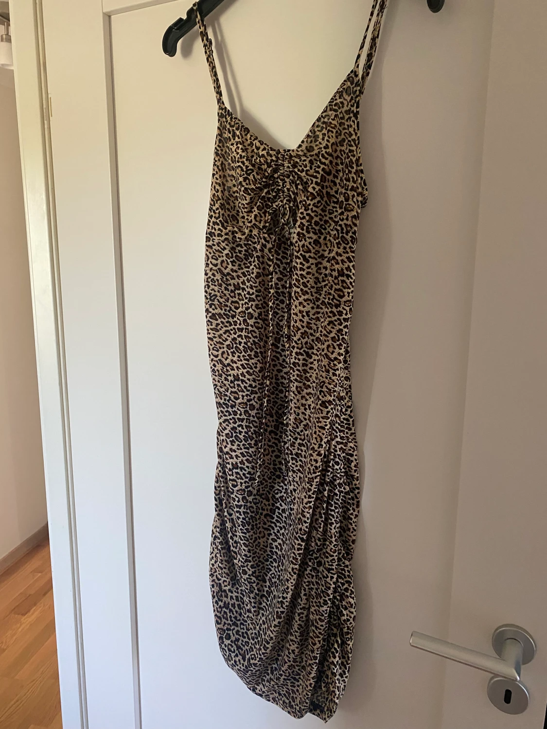 Reglerbar leopardklänning