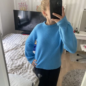 Tjocktröja  - Fin stickad tröja som ör perfekt till sommaren🩵