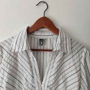 Oversized skjorta  - Fin och oversized skjorta, jättefin att ha på stranden över annat plagg. 