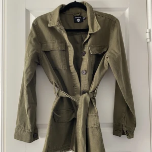 Grön jacka - Säljer denna som är köpt från Boohoo då jag aldrig använder den! Storlek 38 men den är liten så den passar 34/36!