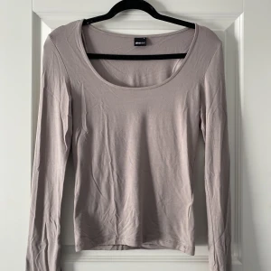 Gina tricot tröja - Köpte denna men insåg sen att färgen inte passade mig, har aldrig använt den! Den är köpt från Gina tricot.