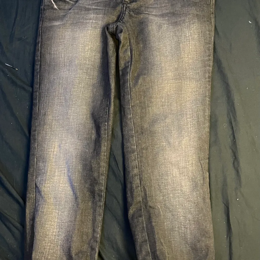 Väldigt low waisted grå/svarta jeans. Jeans & Byxor.
