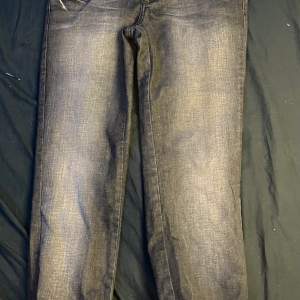 Väldigt low waisted grå/svarta jeans