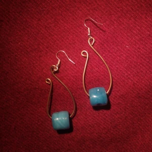 Örhängen  - Koppartråd och glaspärlor 