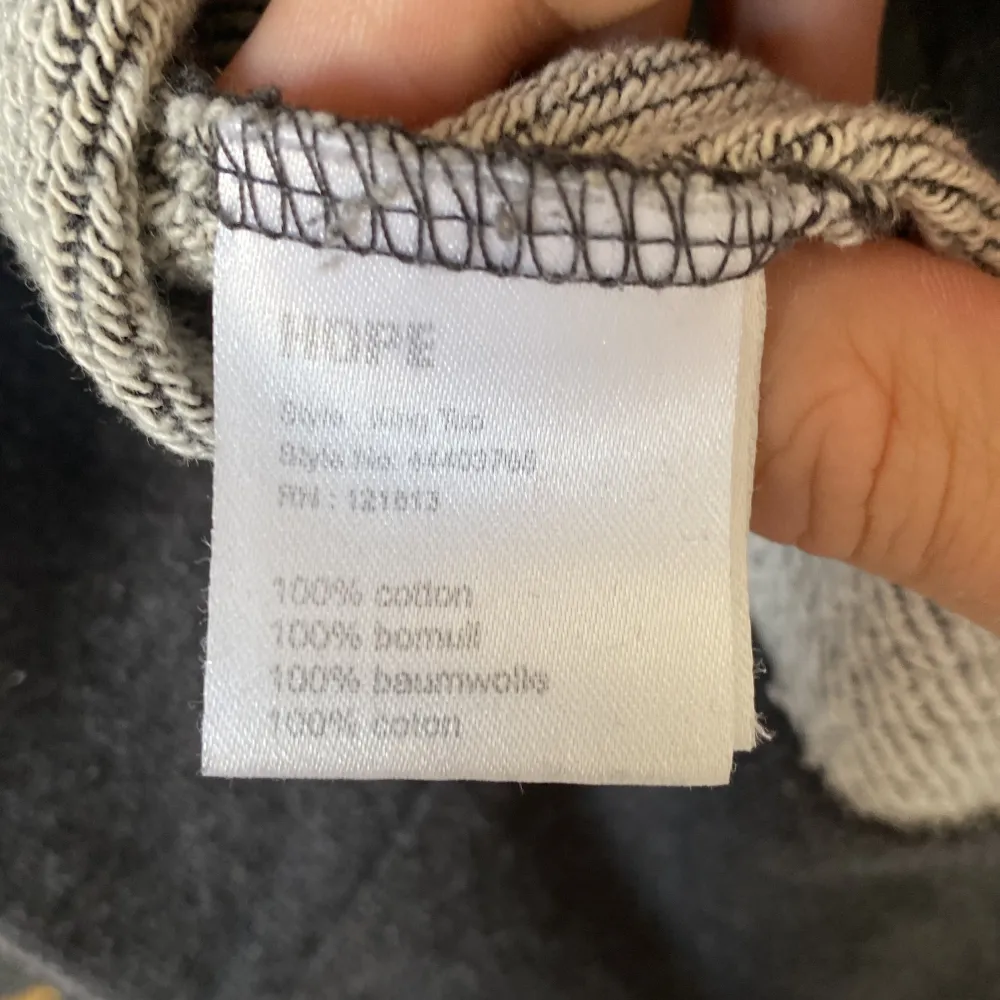 En grå tröja ifrån hope. Storlek 34. Passar som en S.. Hoodies.