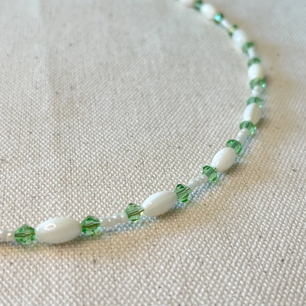 Superfint handgjort pärlhalsband i vit och grön!🌿 längd: ca 49 cm. Accessoarer.
