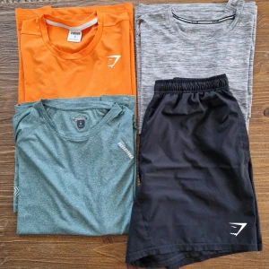 Träningskläder - Säljer allt du ser på bild för 200kr.  Alla plagg är i strl M och skicket är väldigt bra på alla. 