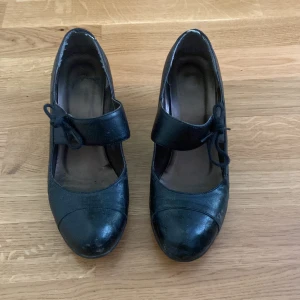 Klackskor  - Ett par gammaldags klackskor. Dem är lite slitna men funkar perfekt!💓