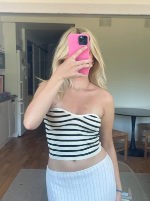 Bandeau topp  - Säljer denna populära bandeau-topp från H&M. Perfekt nu till sommaren! 💘  Plagget är oanvänt, men prislappen är inte kvar.   Säljes pga: för stor 