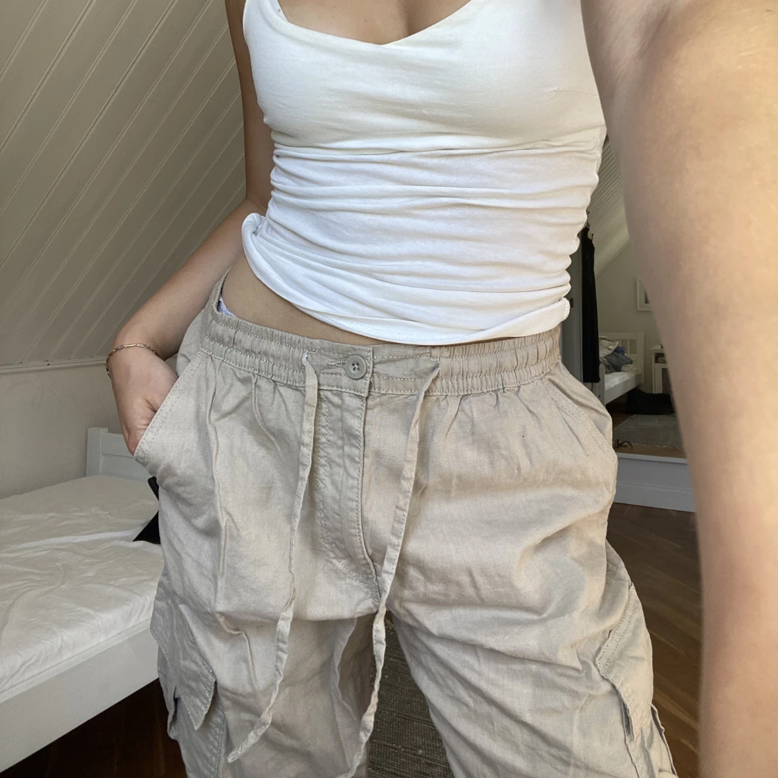 Linnebyxor med detaljer