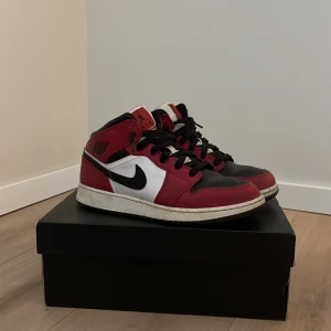 Air Jordan 1 Chicagos - Säljer pga för små för mig men i bra skick fortfarande- 7,510, möts upp i Stockholm och fraktar😍Låda medföljer och dom är äkta såklart🙌