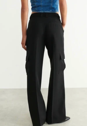 Gina tricot cargo kostymbyxor med fickor baggy stilrena aldrig använda M 36 / 38 - Helt nya!  Slutsålda populära byxor. storlek M midjan mätt rakt över 37 cm 